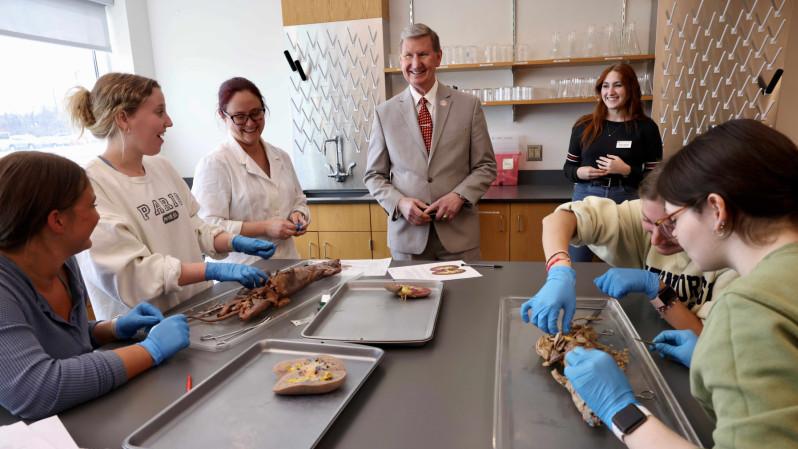 Students at Ohio State Marion discuss their animal dissection lab with President Carter